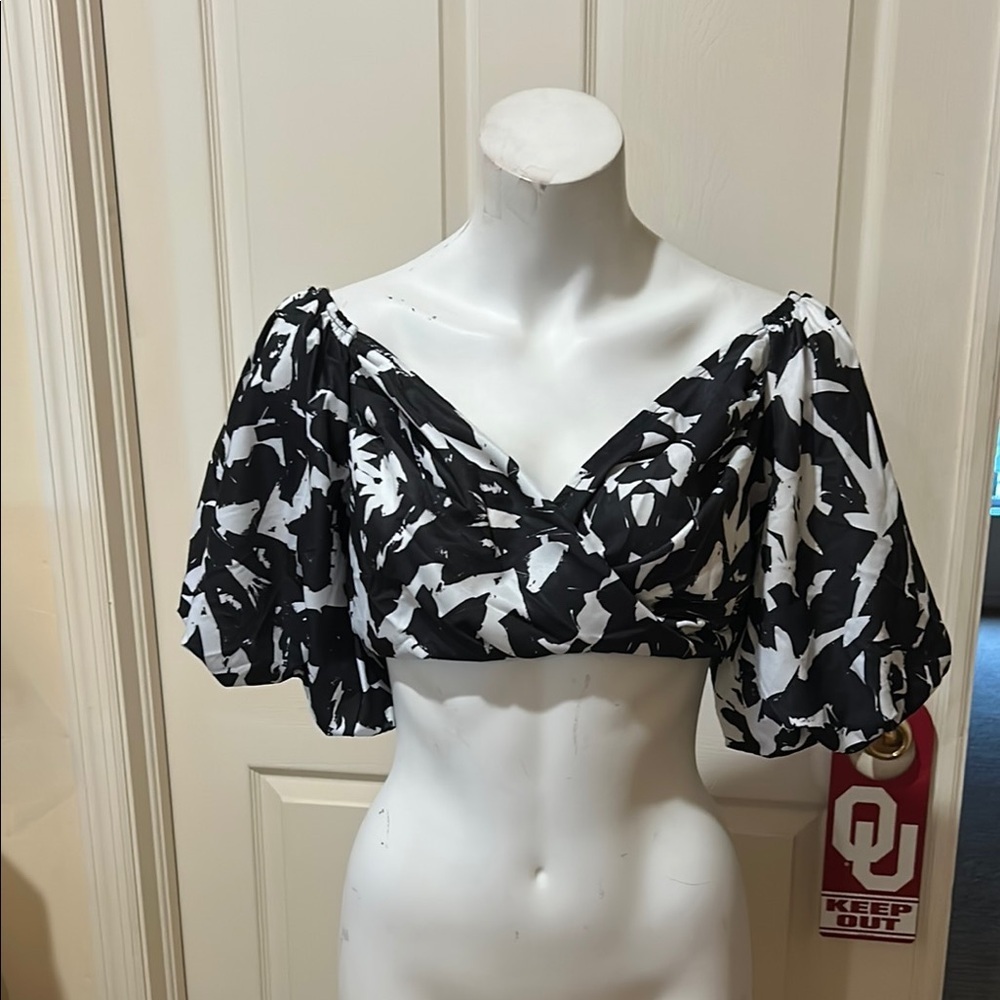 SHEIN Monochrome Leaf Pattern Crop Top. NWT. Large